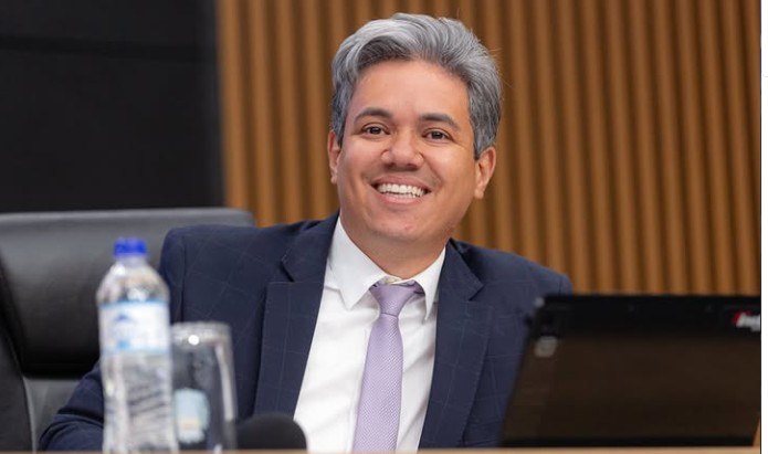 Rodrigo Rodrigues no plenário